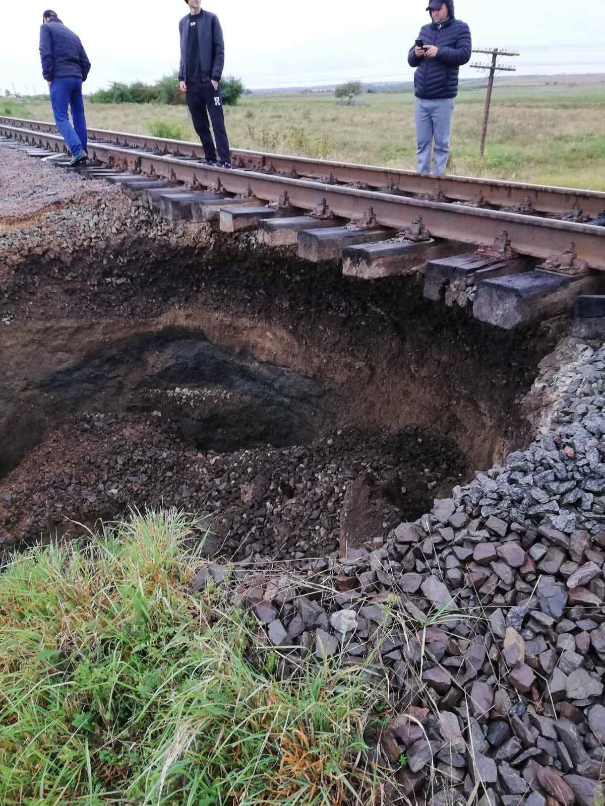Фото: УЗ В районе карстовых пещер. Маршрут поезда Черновцы-Киев изменили – провалился грунт: фото