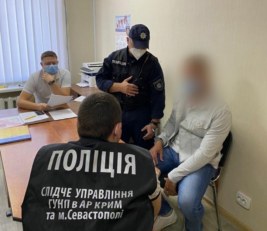 Затримання (Фото – МВС) СБУ взяла "заступника директора" аеропорту Сімферополь. Він допомагав РФ окупувати Крим