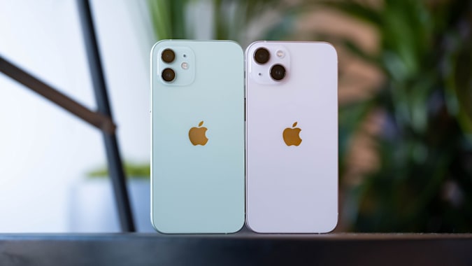iPhone 12 и iPhone 13. Фото – engadget