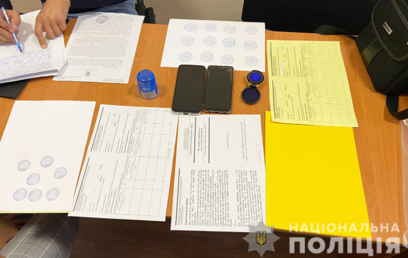 Поддельные сертификаты о вакцинации (Фото: пресс-служба Нацполиции)