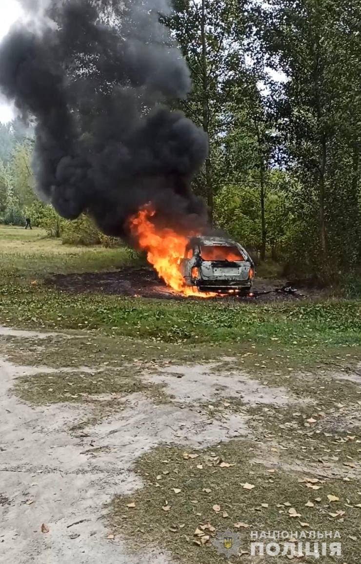 Згорілий автомобіль у Черкасах (фото – поліція) У центрі Черкас розстріляли з автомата бізнесмена. Він помер у лікарні – фото