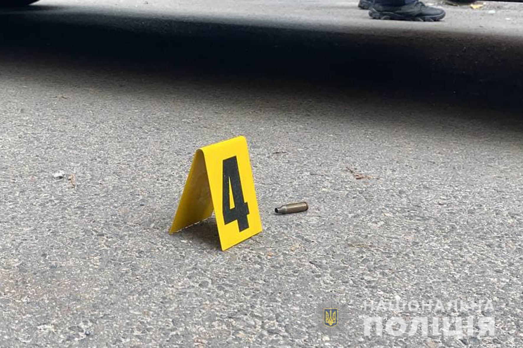Стрілянина в центрі Черкас (фото – поліція) У центрі Черкас розстріляли з автомата бізнесмена. Він помер у лікарні – фото