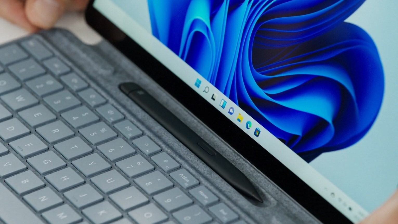 Клавиатура и стилус Surface Pro 8. Фото – Microsoft