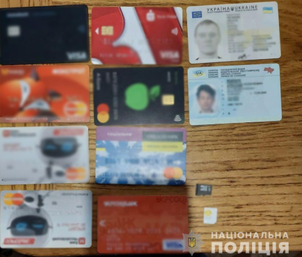 Группа псевдополицейских занималась вымогательством (Фото: пресс-служба Нацполиции) Группа псевдополицейских занималась вымогательством (Фото: пресс-служба Нацполиции)