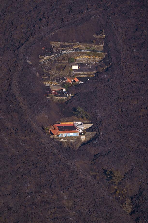 Лава вулкана обходит некоторые дома на Канарах. Один из них назвали чудо-домом – фото