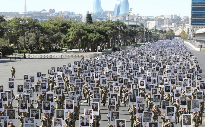 Загиблі за Карабах. У Баку 3000 військових пройшли з портретами жертв війни – фото