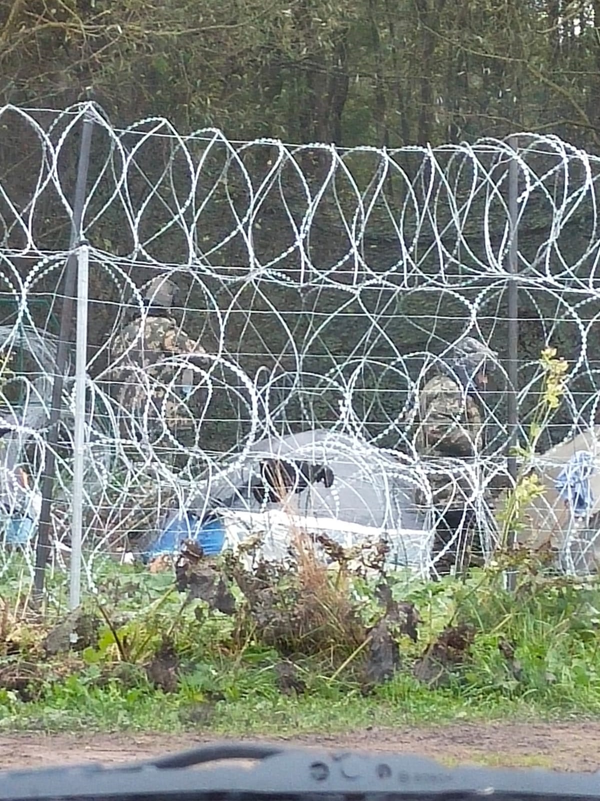 Фото: Twitter/Straż Graniczna Беларусь раздает мигрантам военную форму. Пограничники Польши ждут провокаций: фото