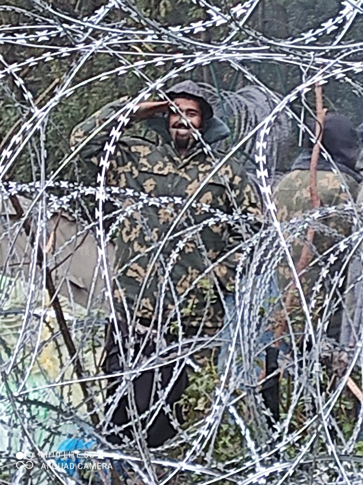 Фото: Twitter/Straż Graniczna Беларусь раздает мигрантам военную форму. Пограничники Польши ждут провокаций: фото