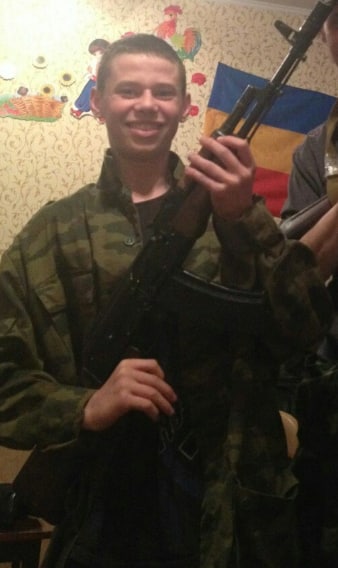 Донбас, який здався в полон бойовик гібридної армії РФ (фото – 24 ОМБр) Донбас. Бойовик гібридної армії РФ пройшов мінне поле і здався українським військовим – фото