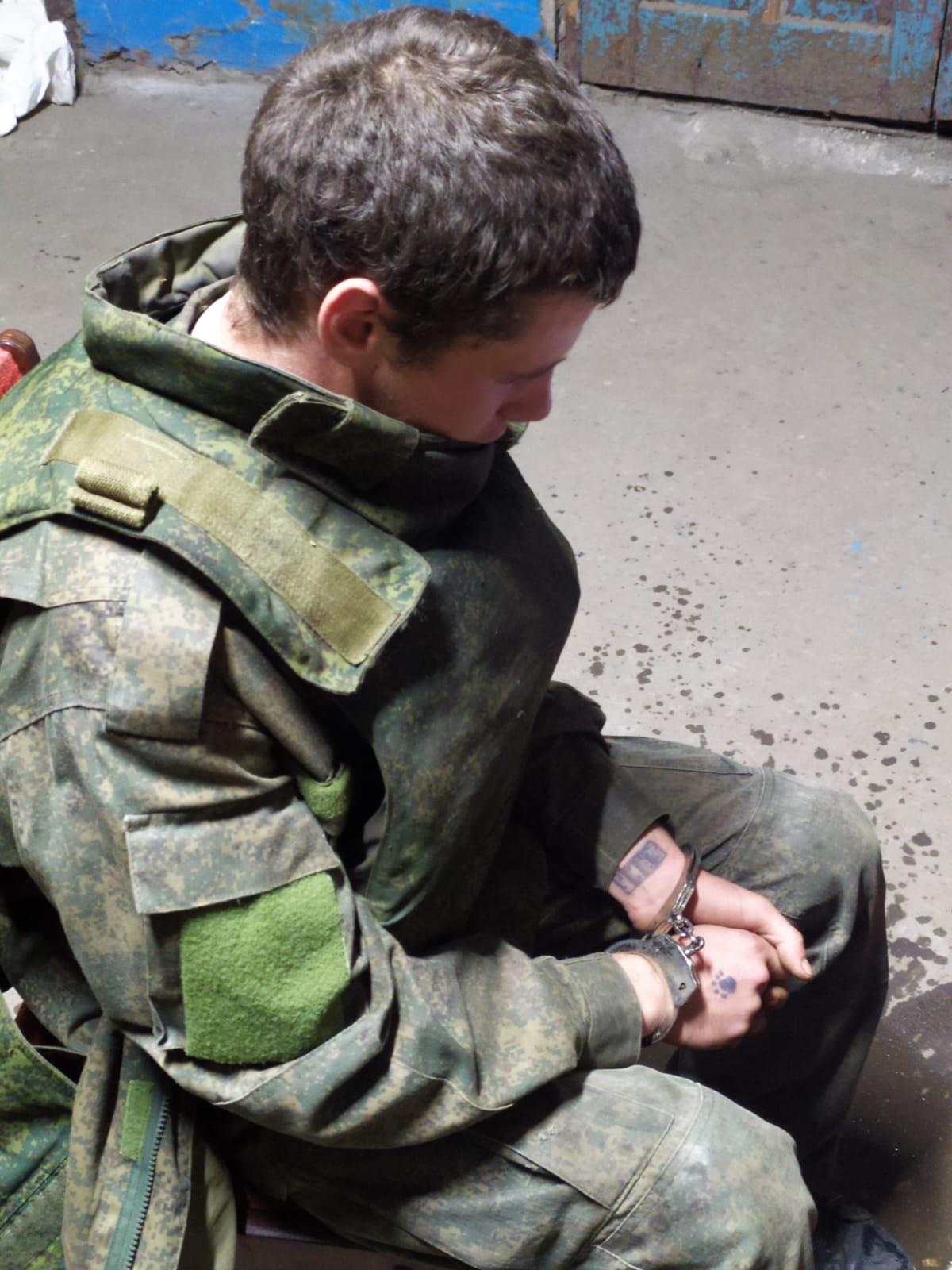 Донбас, який здався в полон бойовик гібридної армії РФ (фото – 24 ОМБр) Донбас. Бойовик гібридної армії РФ пройшов мінне поле і здався українським військовим – фото