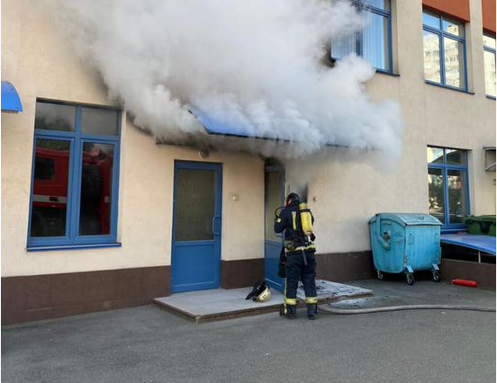 Пожежу загасили. фото ГСЧС У київській гімназії сталася пожежа: 1500 дітей евакуйовано, потерпілих немає