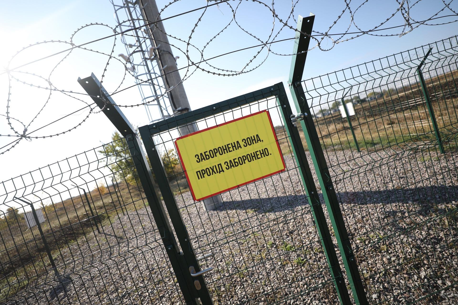 Граница (Фото – МВД) Україна має облаштувати кордон з РФ і Білоруссю за два роки: фото готової ділянки