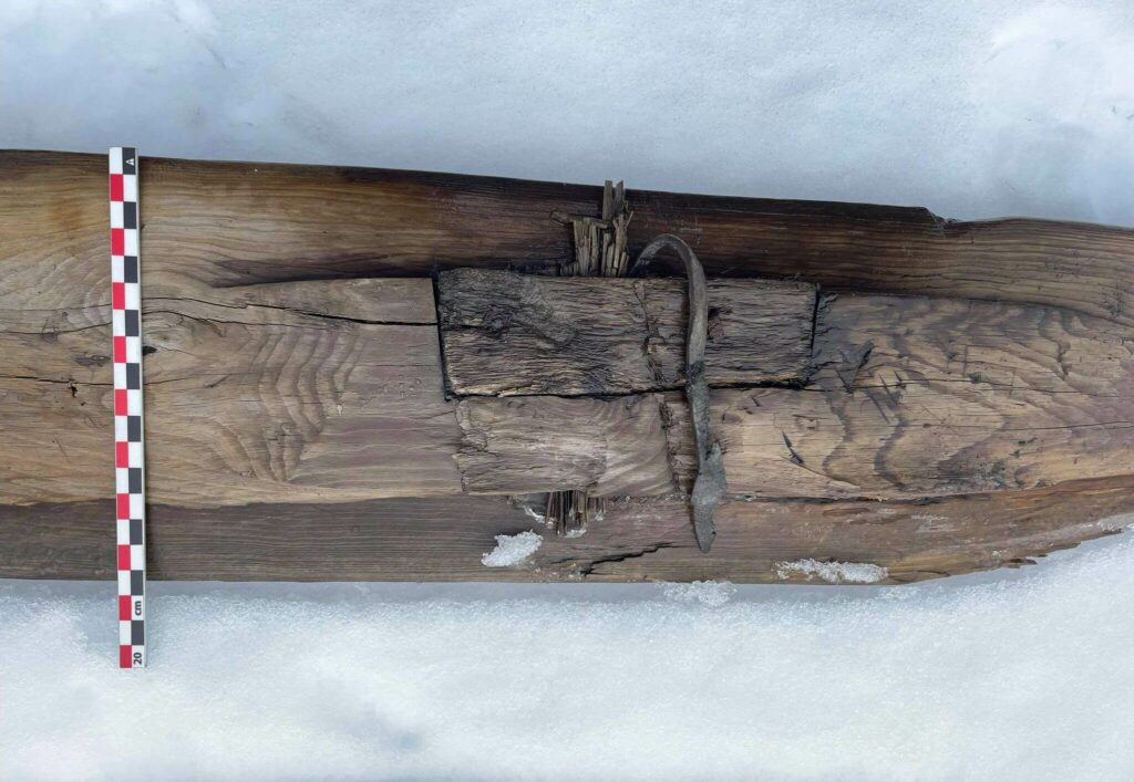 В Норвегии подо льдом нашли лыжу, которой 1300 лет – фото