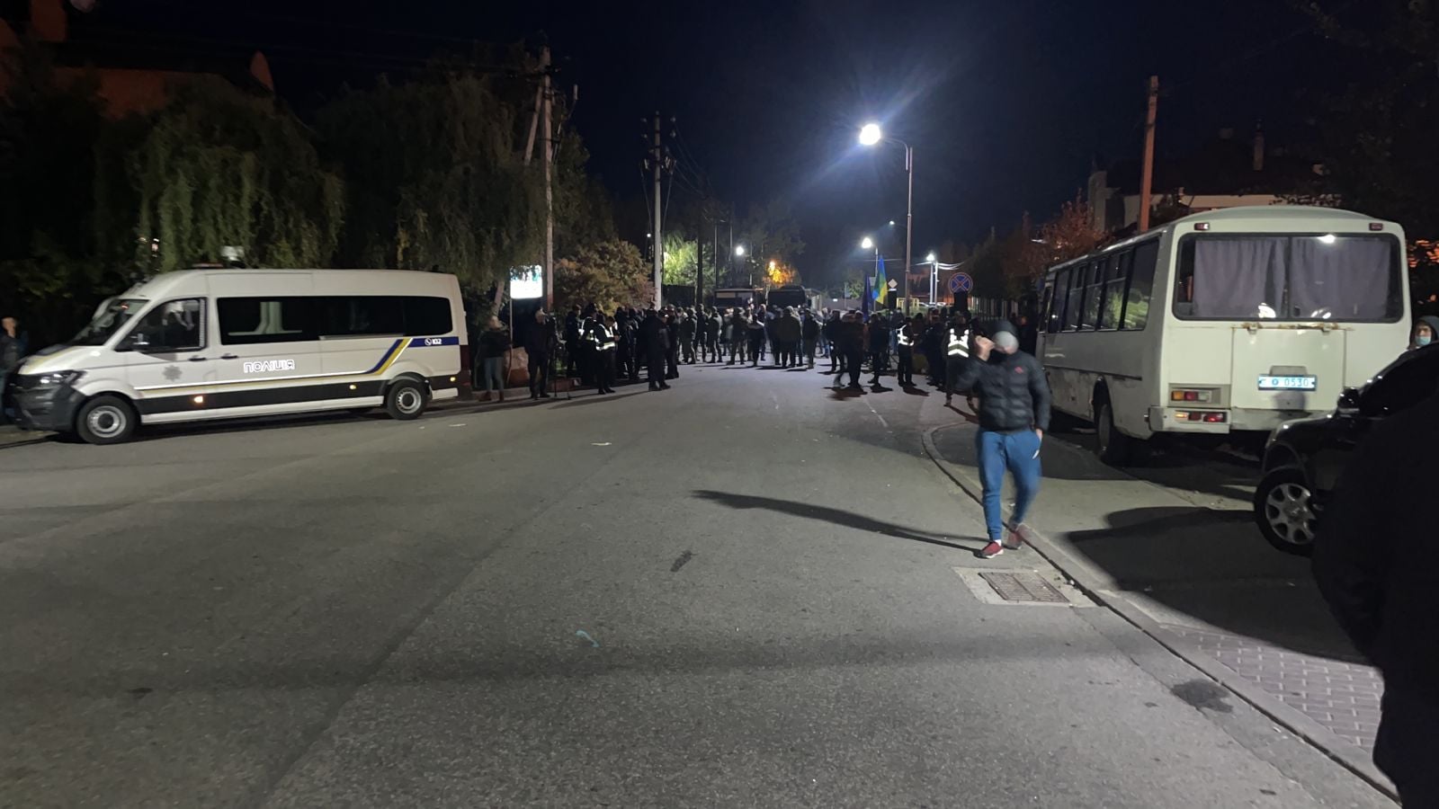 Митинги в Козине: возле дома Порошенко произошли столкновения – фото, видео