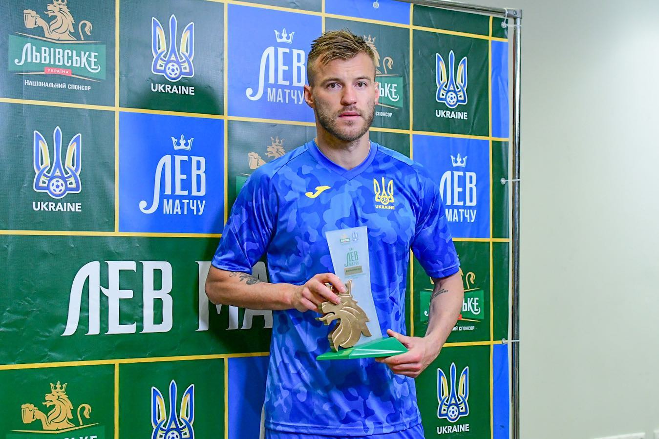 Андрей Ярмоленко с наградой лучшего игрока матча Украина 1 – 1 Босния и Герцеговина (фото Павла Кубанова, УАФ) Футбол. Сборная Украины снова сыграла вничью в отборе на ЧМ-2022, теперь – с боснийцами