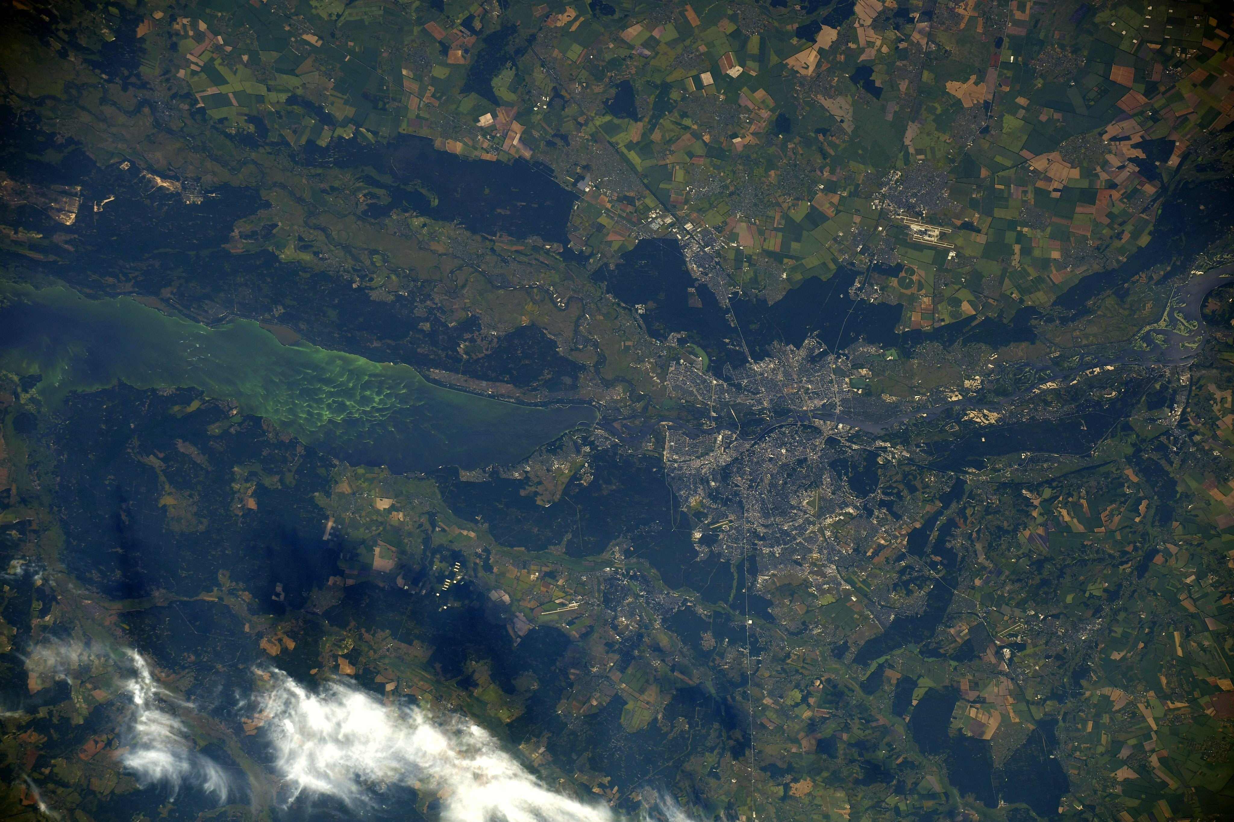 Астронавт МКС снял Киев из космоса: выделяется "Олимпийский", видно вихри Днепра – фото