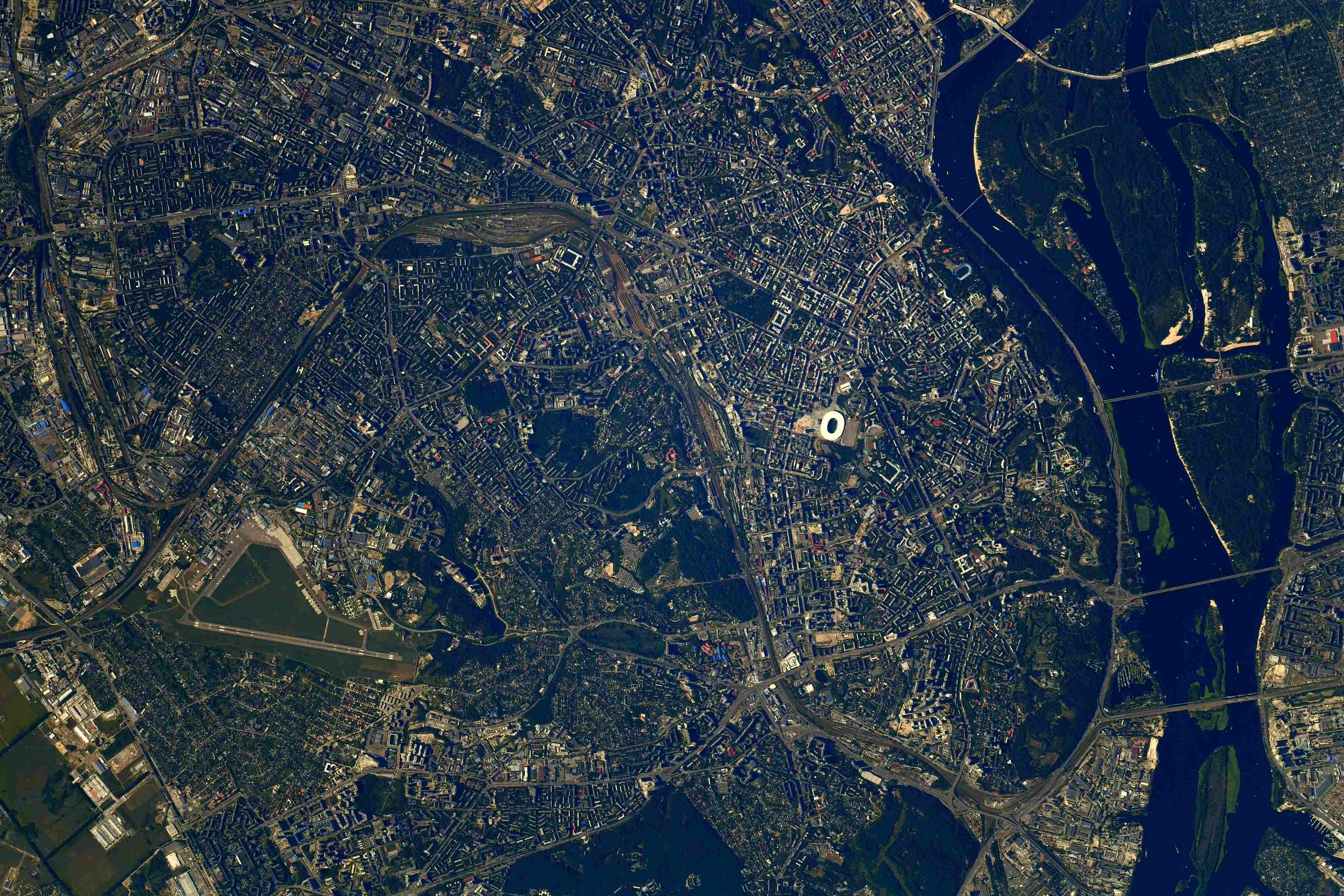 Астронавт МКС снял Киев из космоса: выделяется "Олимпийский", видно вихри Днепра – фото