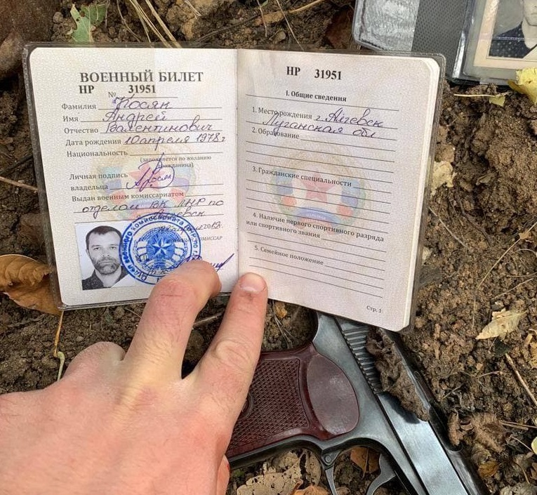 Військовий квиток (Фото – ТКГ) "Спроба розпалити конфлікт". Бойовики взяли в заручники членів місії ОБСЄ: що відомо