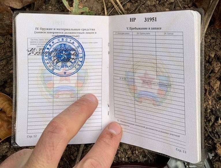 Зброя і матеріальні засоби (Фото – ТКГ) ЗСУ затримали окупанта на Донбасі. Він проводив розвідку позицій із пов'язкою СЦКК – фото