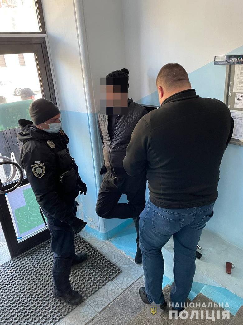 Фото: Нацполиция В Киеве мужчина напал на приемную депутатов горсовета от Слуги народа: фото, видео