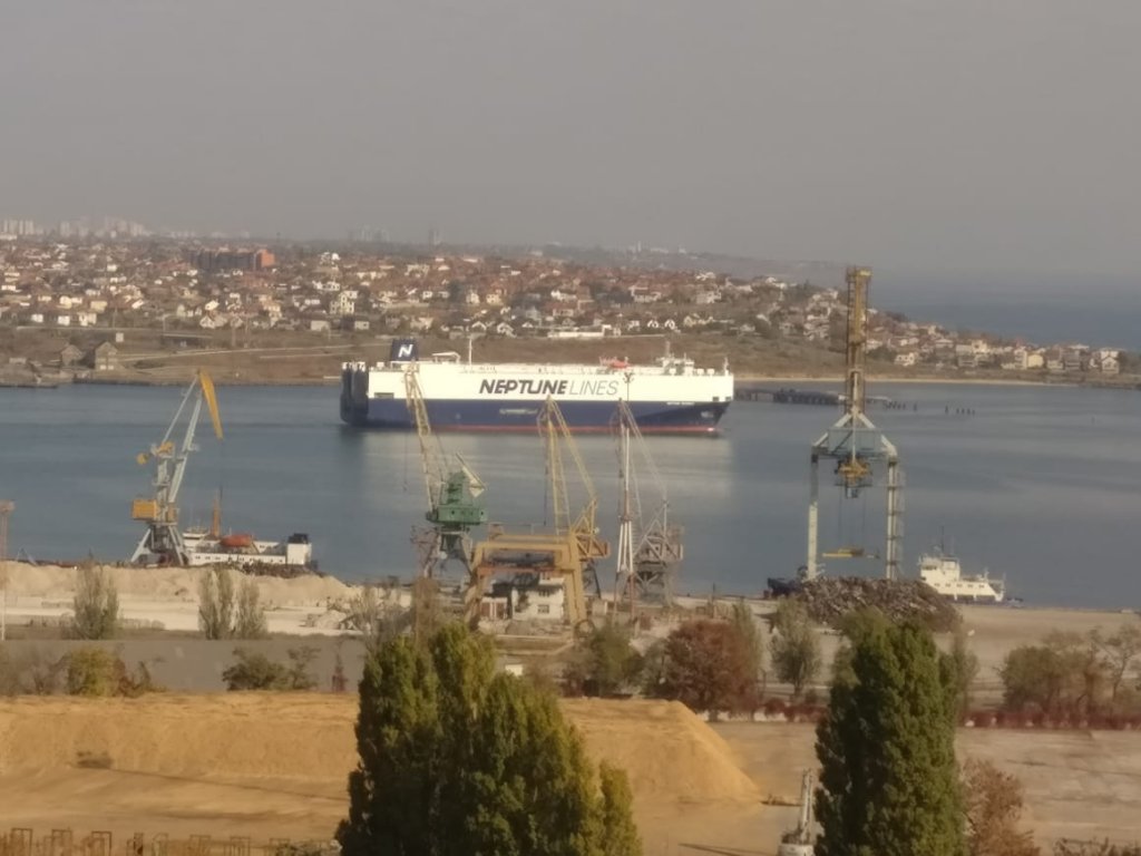В порту Чорноморська встановили рекорд з обробки судна. Розвантажували автомобілі – фото