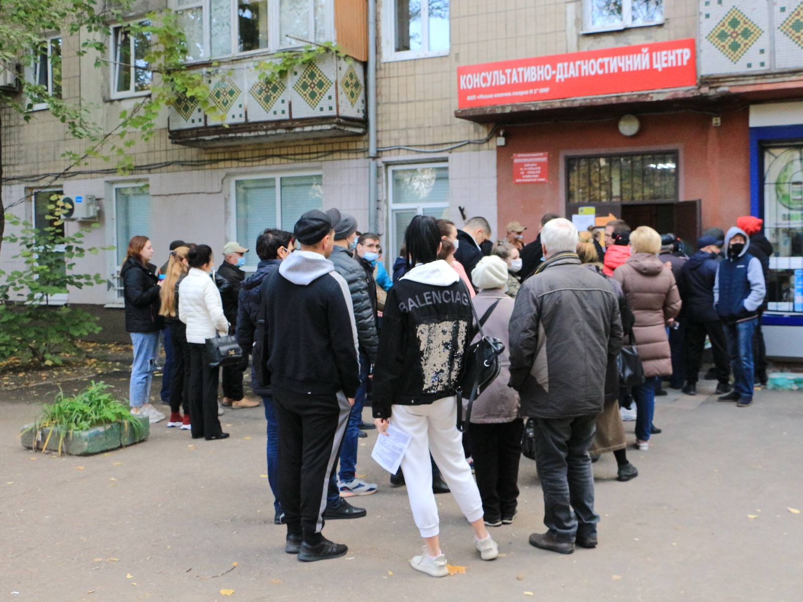 Очередь на вакцинацию от коронавируса в Одессе (фото – Суспільне Херсон) Украинцы начали массово вакцинироваться. За три дня – под 700 000 человек: фото очередей