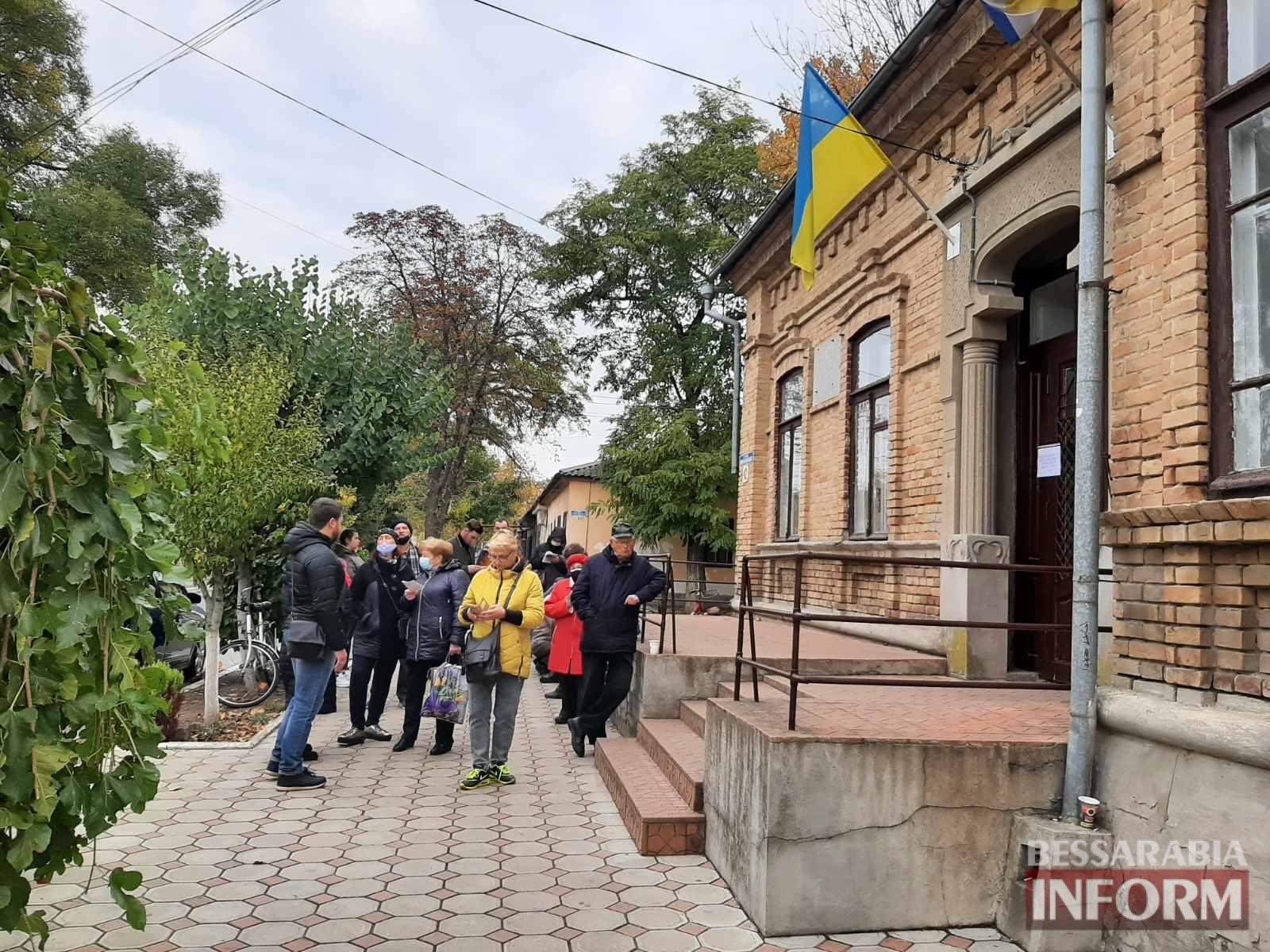 Очередь на вакцинацию от коронавируса в Измаиле (фото – Bessarabia Inform) Украинцы начали массово вакцинироваться. За три дня – под 700 000 человек: фото очередей