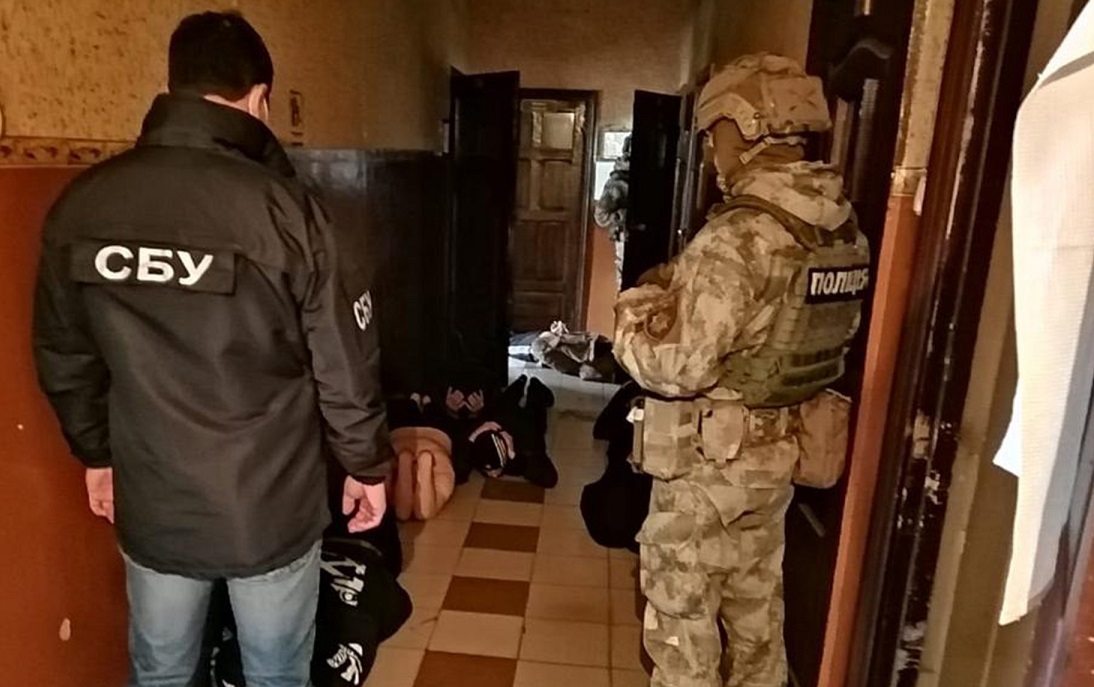 СБУ заявляет, что взяла мощную банду: ее контролировал иностранный клан "воров в законе"