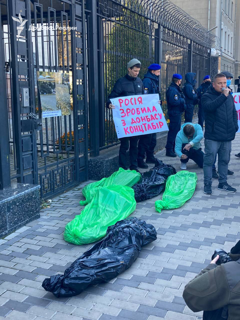 Ковид в оккупации. Под посольство РФ в Киеве принесли мешки с "трупами" – фото