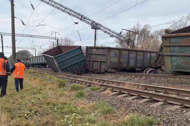 На Житомирщині вантажні вагони зійшли з рейок, потяги затримуються – фото