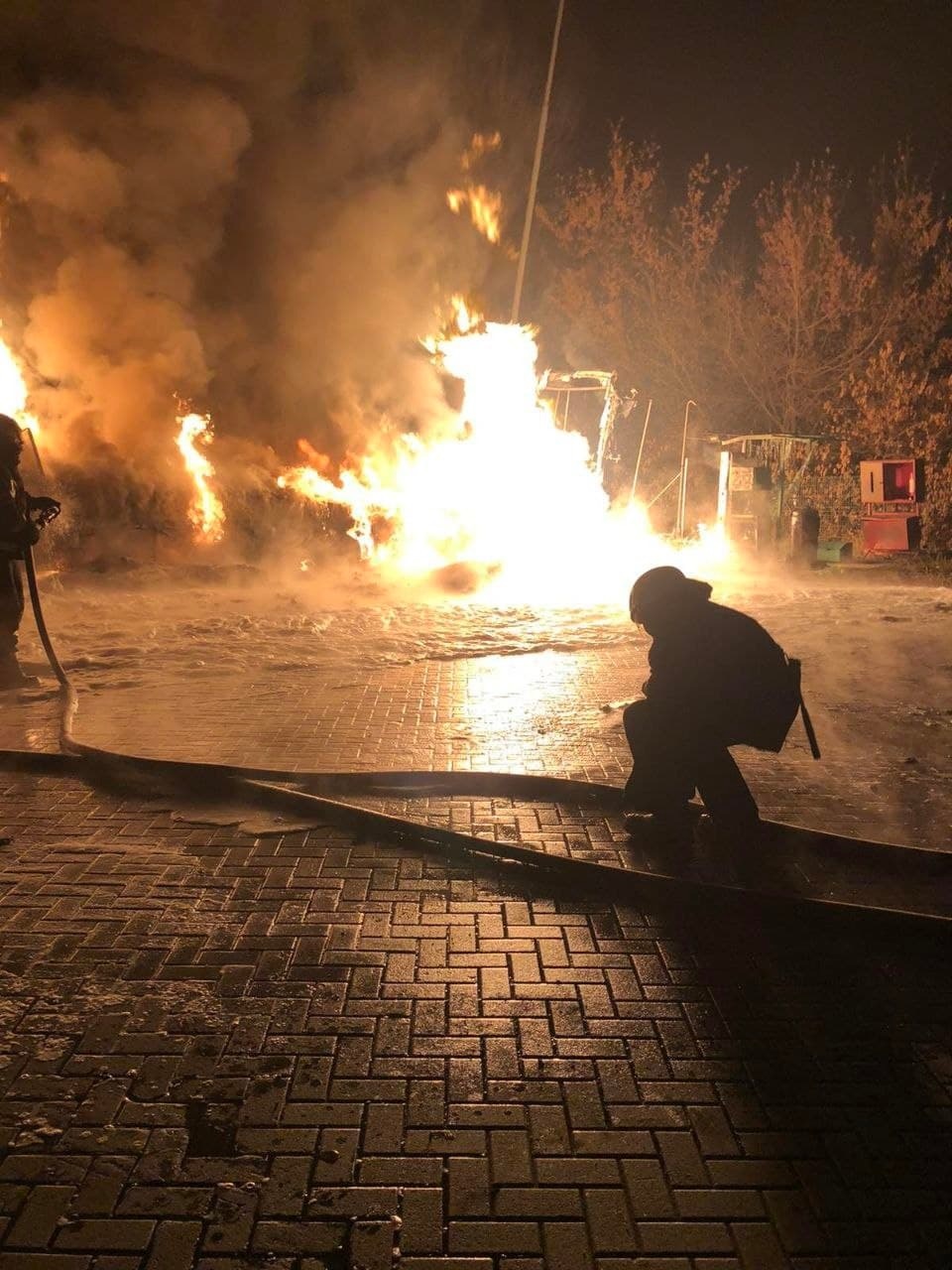 В Харьковской области на АЗС взорвался газ, сгорели два грузовика: видео, фото