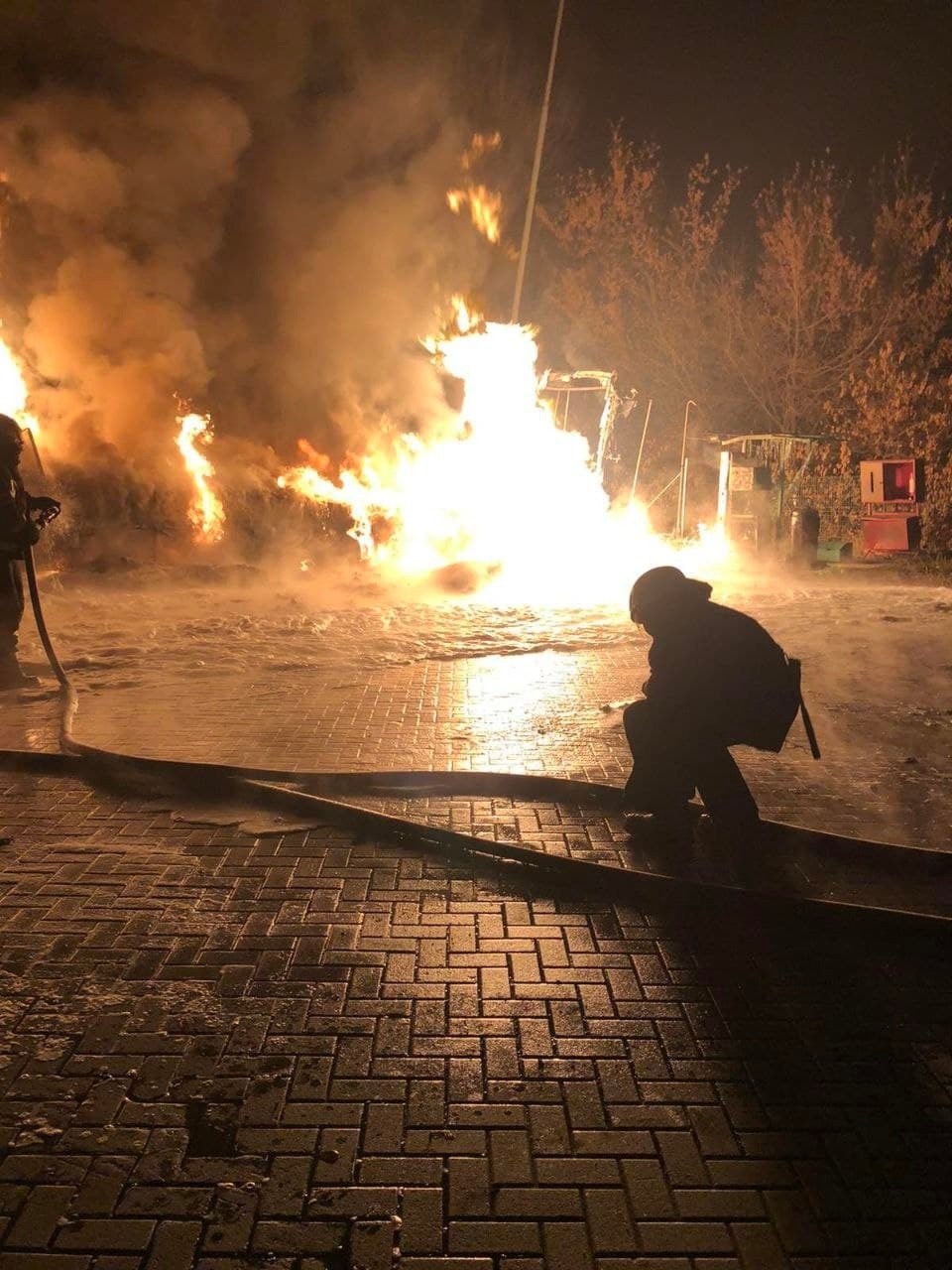 Фото – пресс-служба ГСЧС В Харьковской области на АЗС взорвался газ, сгорели два грузовика: видео, фото