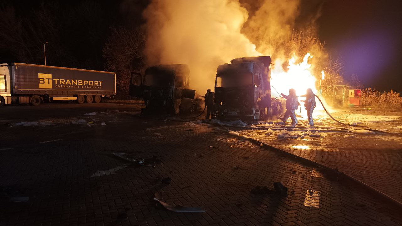 В Харьковской области на АЗС взорвался газ, сгорели два грузовика: видео, фото