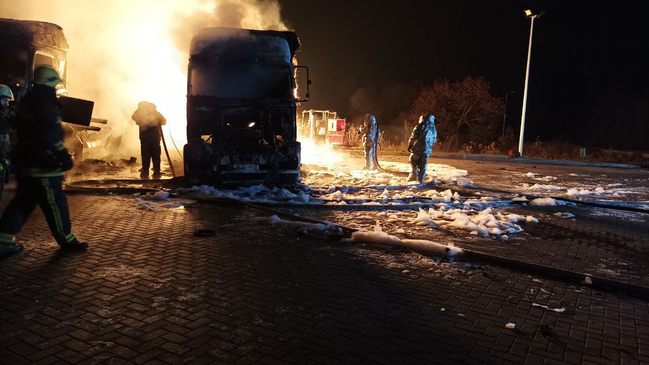 Взрыв на заправке под Харьковом (Фото 2 – пресс-служба ГСЧС) Взрыв на заправке под Харьковом. Пожар продолжается уже третий день – фото и видео