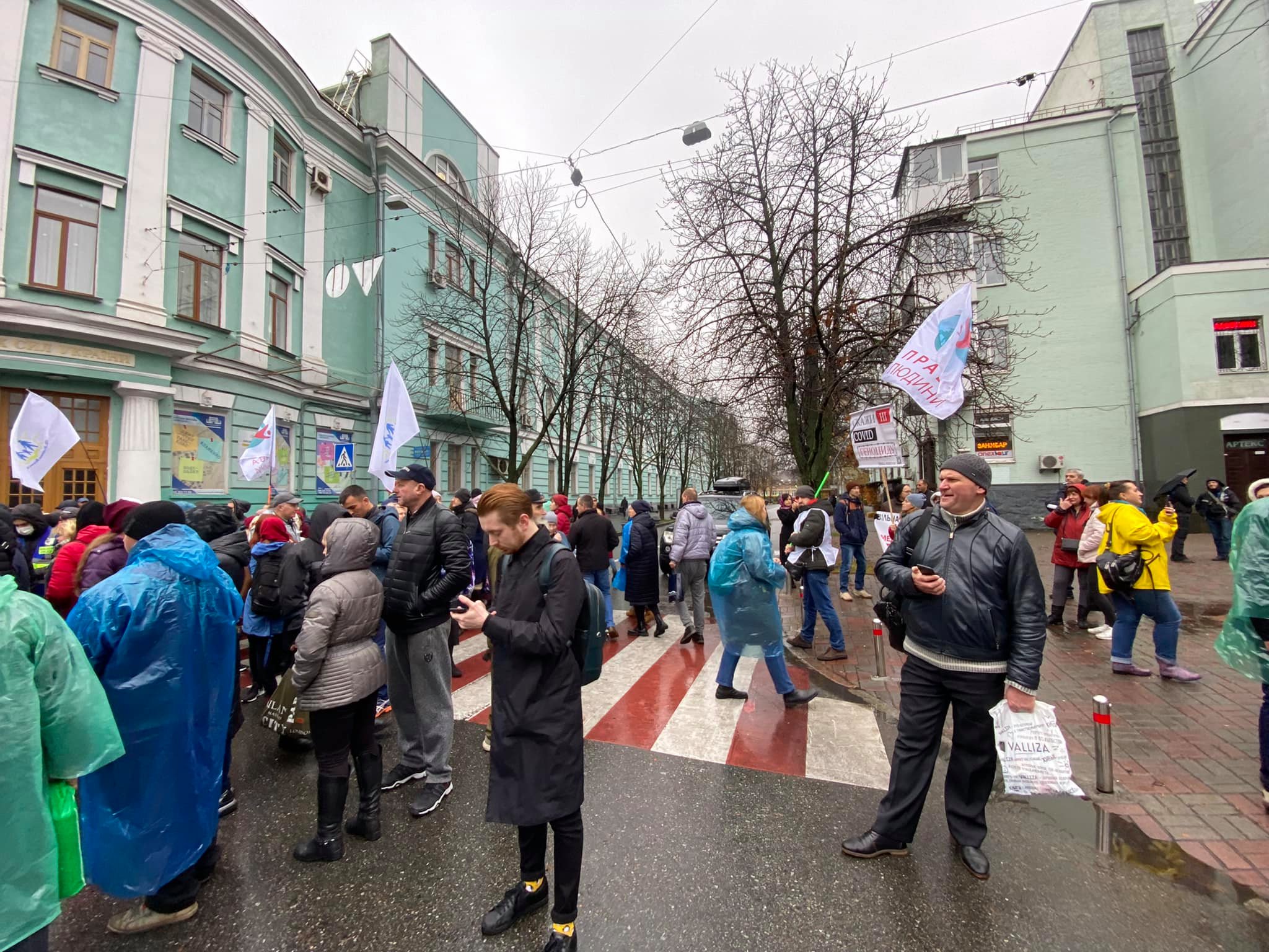 В центре Киева протест антивакцинаторов: блокируют дороги у Рады – фото, видео, карта
