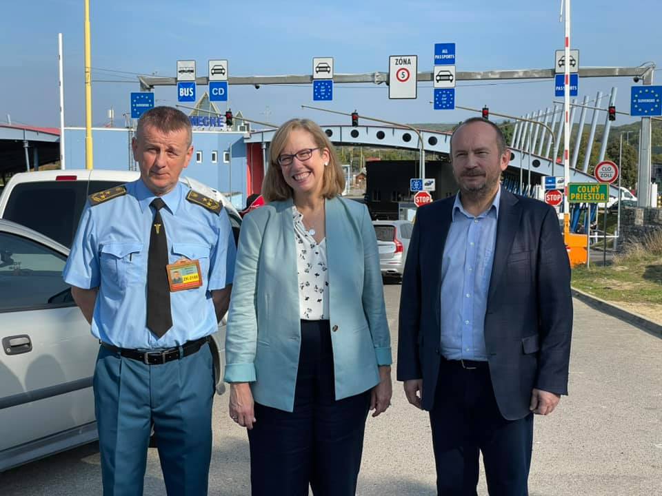 Павел Рябикин (справа) и временная поверенная в делах США в Украине Кристина Квин (фото – Таможенная служба)