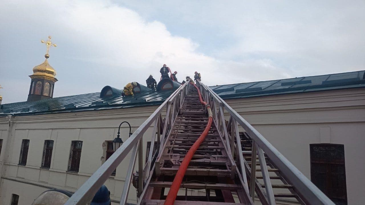 Ликвидация пожара (Фото – КГГА) В Киево-Печерской лавре горела мастерская по росписи икон, есть пострадавшие – фото
