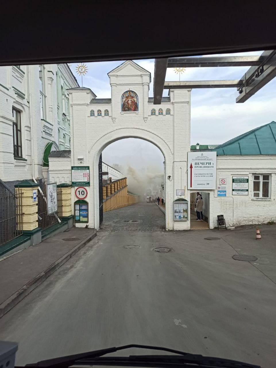 Пожар в Лавре (Фото – КГГА) В Киево-Печерской лавре горела мастерская по росписи икон, есть пострадавшие – фото