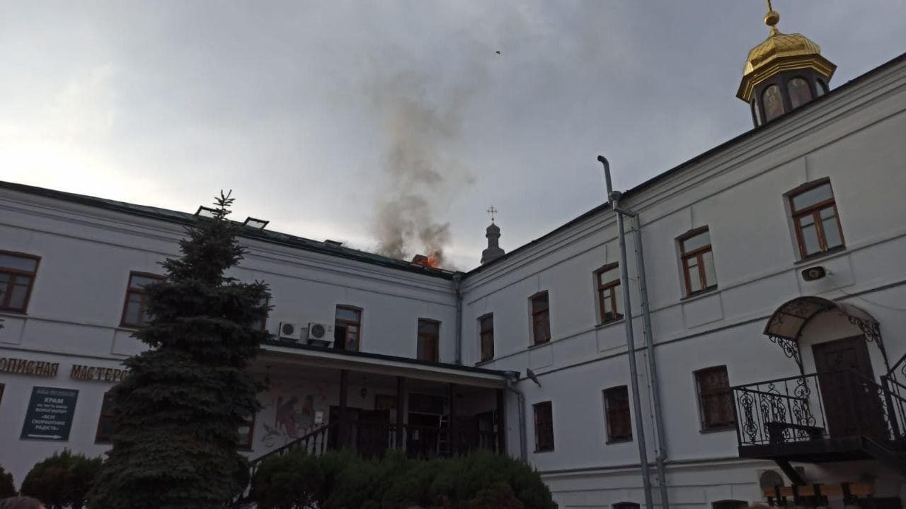 Пожар на территории Лавры (Фото – КГГА) В Киево-Печерской лавре горела мастерская по росписи икон, есть пострадавшие – фото