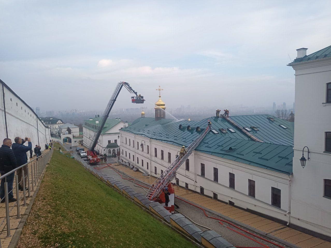Тушение пожара (Фото – КГГА) В Киево-Печерской лавре горела мастерская по росписи икон, есть пострадавшие – фото