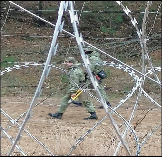Польские военные заметили беларуских пограничников с ножницами для резки ограждений: фото