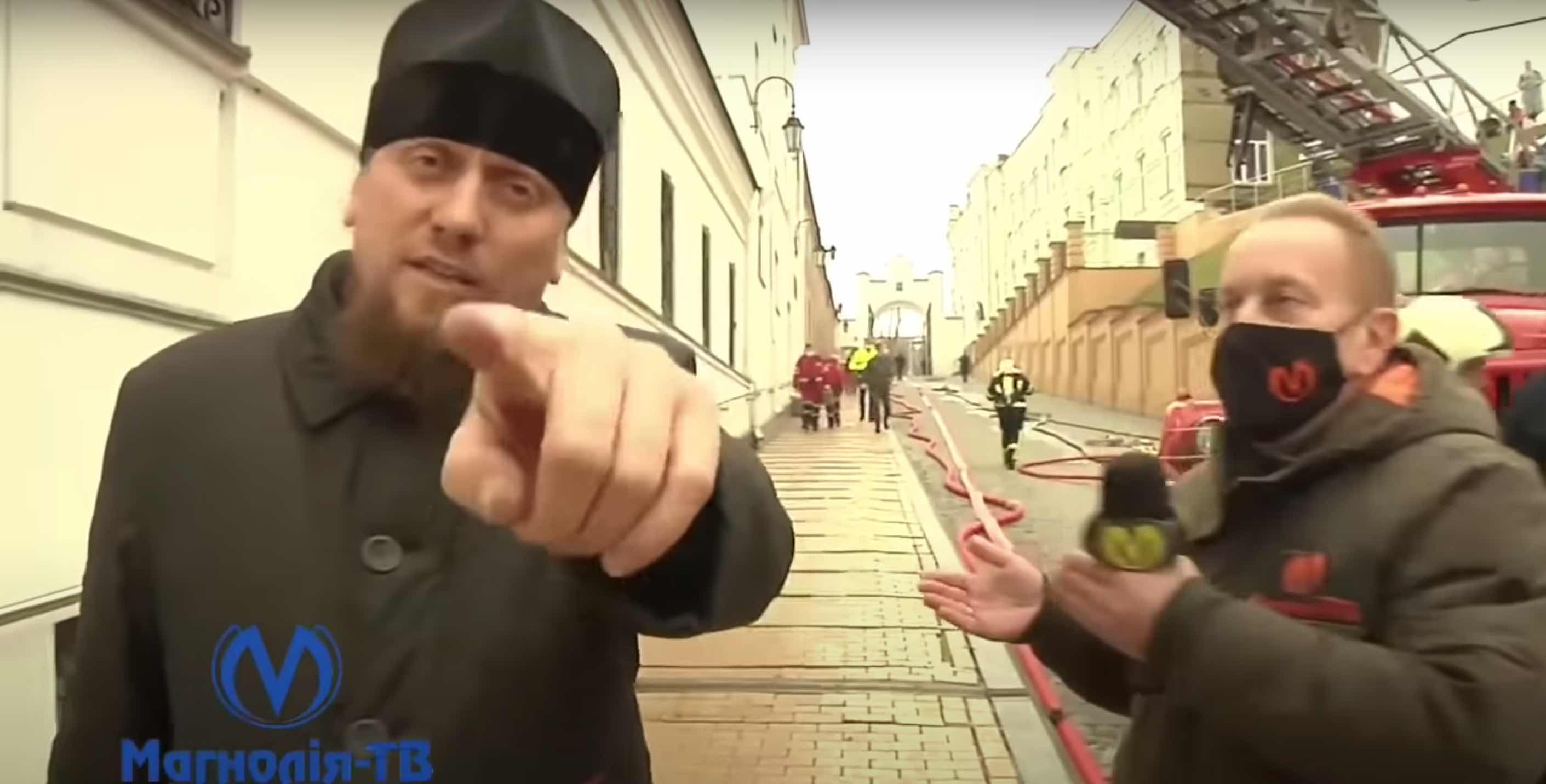 "Отец Арсений" (скриншот с видео) Священник в Киево-Печерской лавре забрал у журналиста телефон. Полиция открыла дело: видео