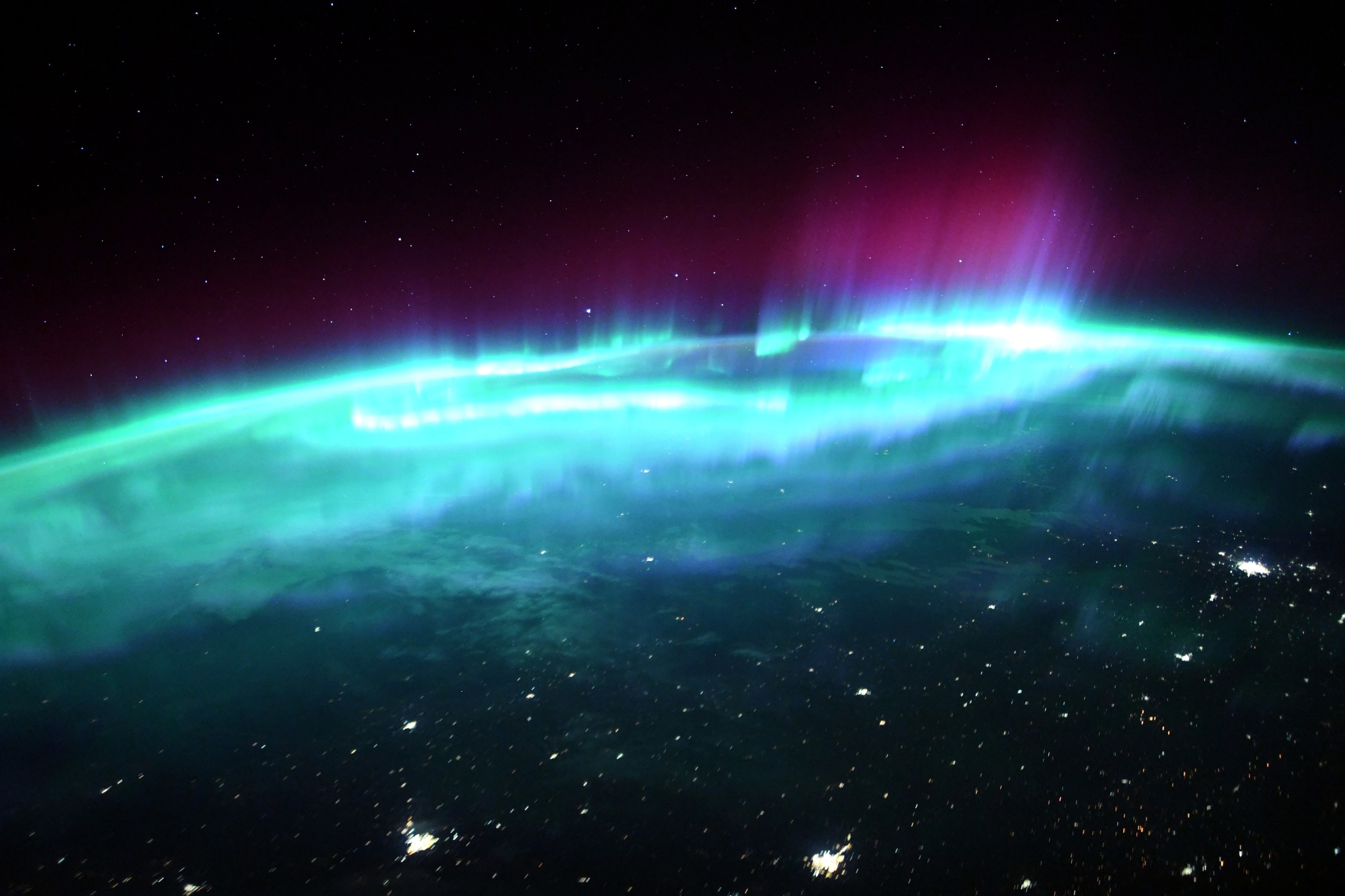 "Похоже на дыхание". Астронавт МКС снял из космоса сильнейшее полярное сияние – фото