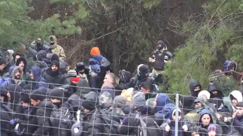 Беларуские силовики стоят за спинами мигрантов (скриншот видео) "Месть Лукашенко, план Путина". Как толпа мигрантов пыталась прорвать границу в Польшу