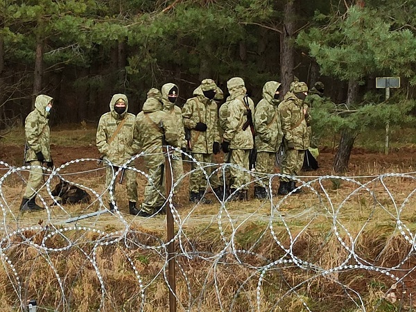 Попытка прорыва – в присутствии и под контролем белорусских служб (фото – Минобороны Польши) "Месть Лукашенко, план Путина". Как толпа мигрантов пыталась прорвать границу в Польшу