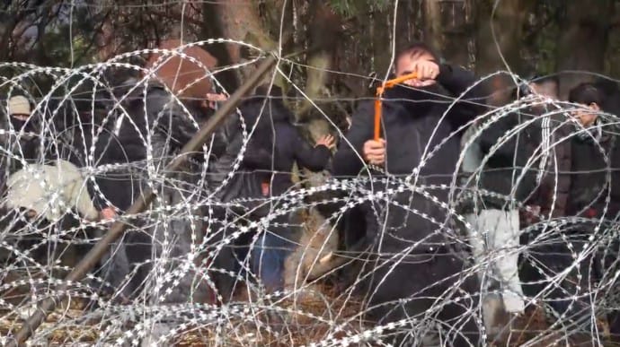 "Помста Лукашенка, план Путіна". Як натовп мігрантів намагався прорвати кордон до Польщі