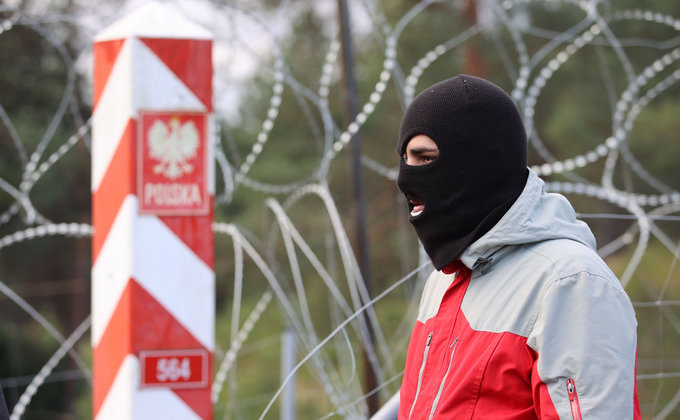 После штурма. Согнанные беларускими силовиками беженцы разбили лагерь на границе с Польшей