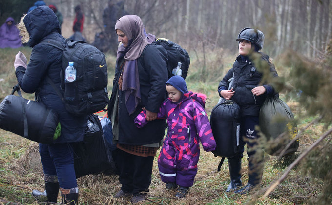 После штурма. Согнанные беларускими силовиками беженцы разбили лагерь на границе с Польшей