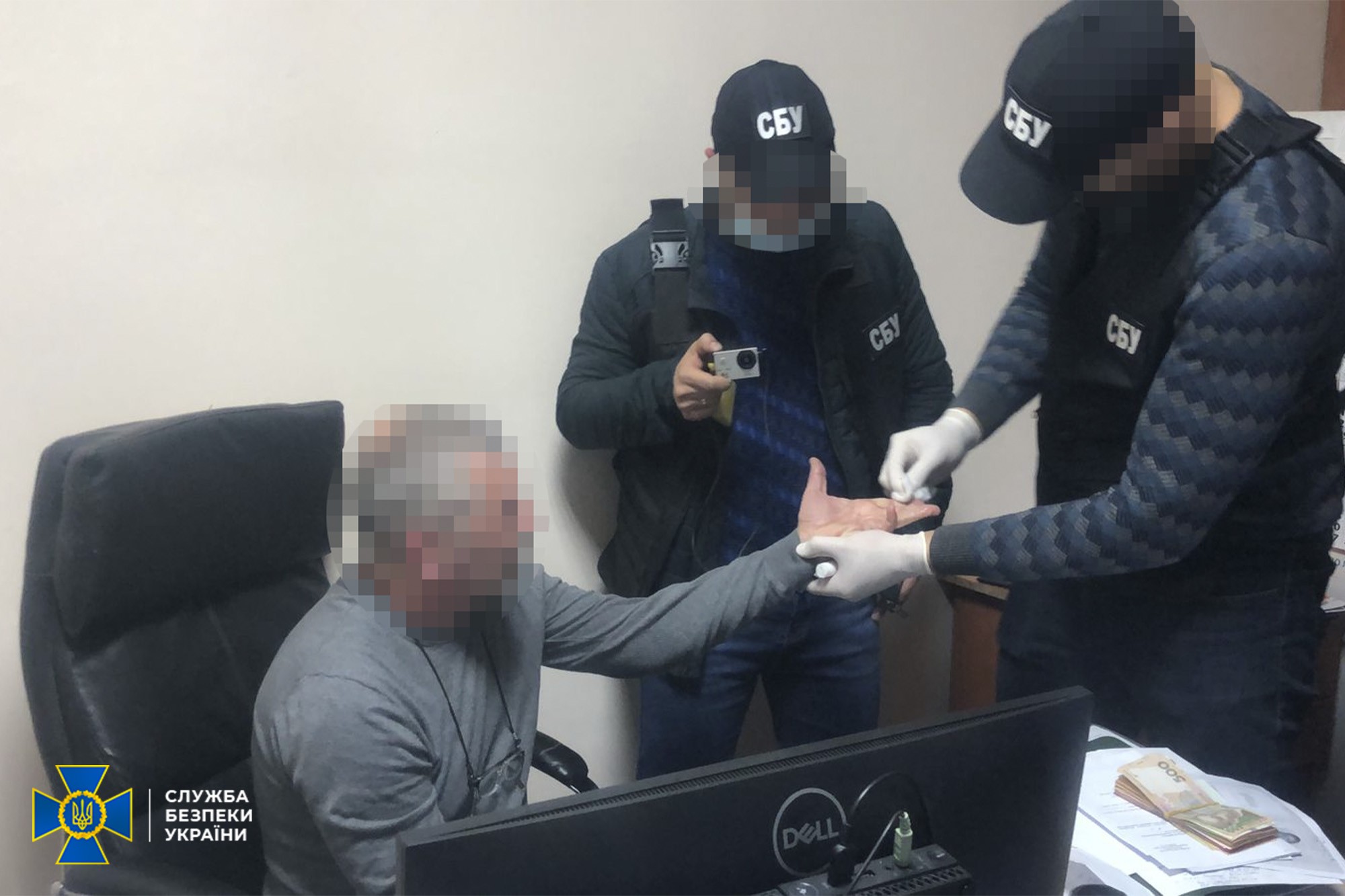 Задержание врача за поддельные COVID-сертификаты, Днепр (фото – СБУ) В Днепре задержан врач, получал до 75 000 грн в день за фейковые COVID-сертификаты – СБУ