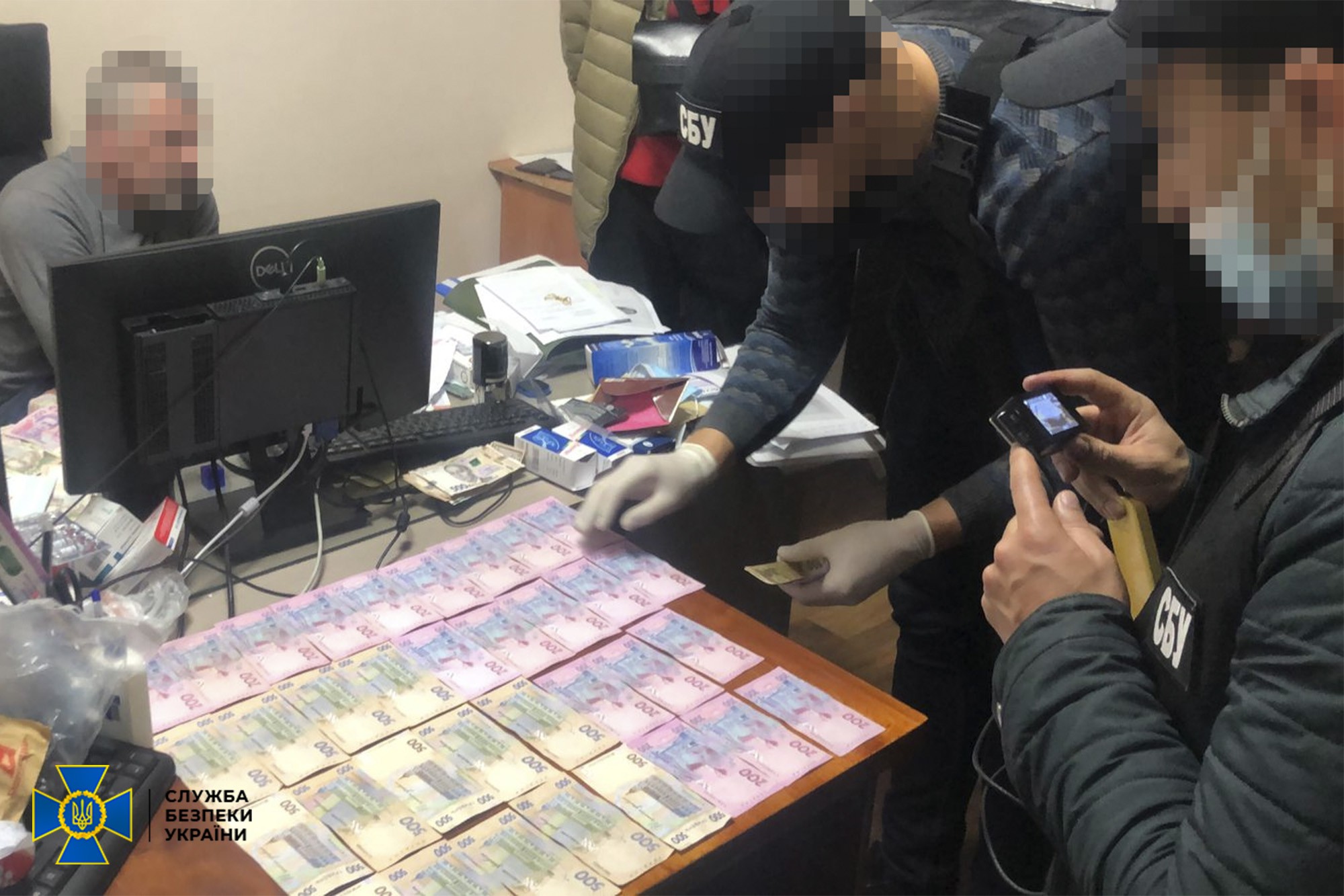 Задержание врача за поддельные COVID-сертификаты, Днепр (фото – СБУ) В Днепре задержан врач, получал до 75 000 грн в день за фейковые COVID-сертификаты – СБУ
